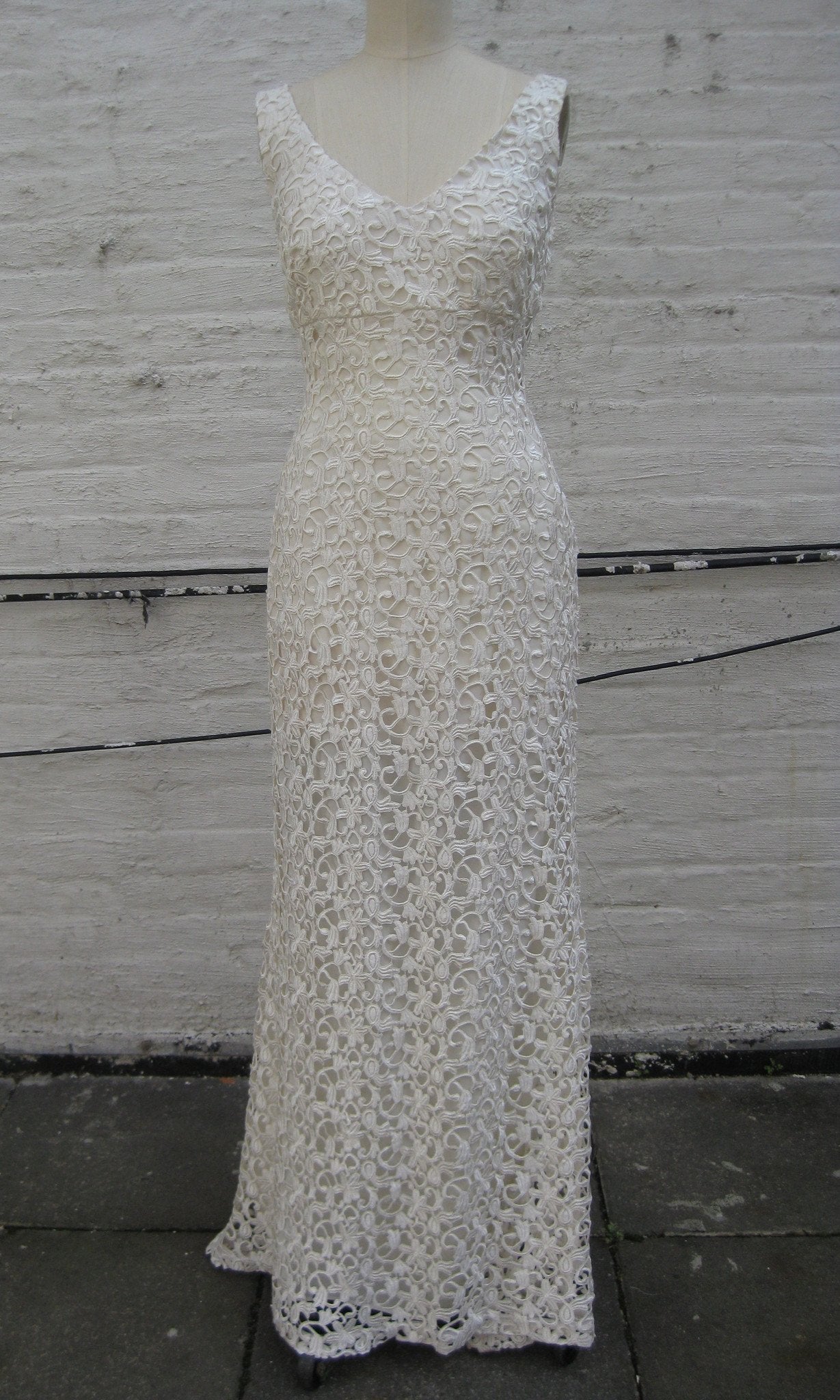 Guipure Lace V-neck Trumpet Wedding Gown – Kimera