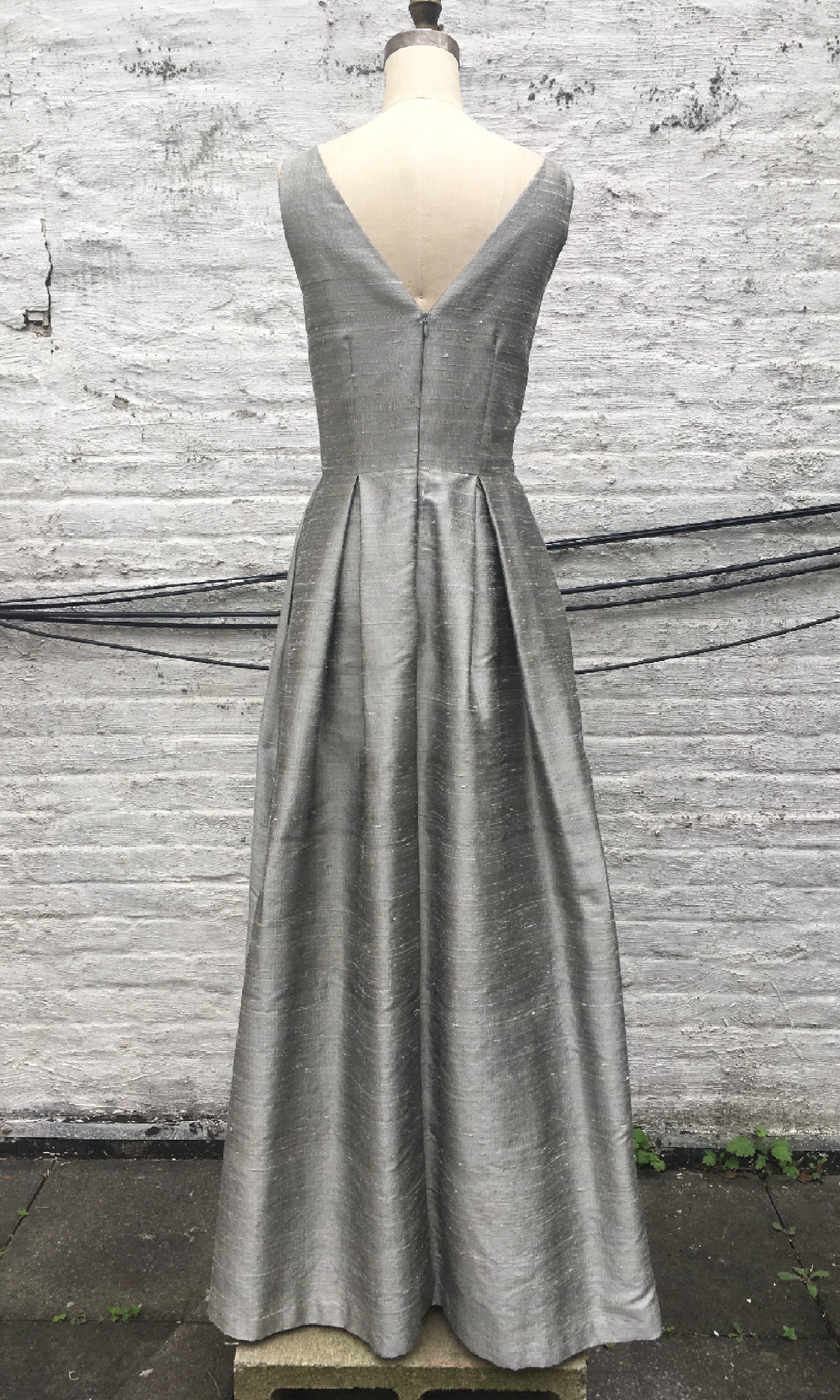 Classic V-neck Ball Gown – Kimera