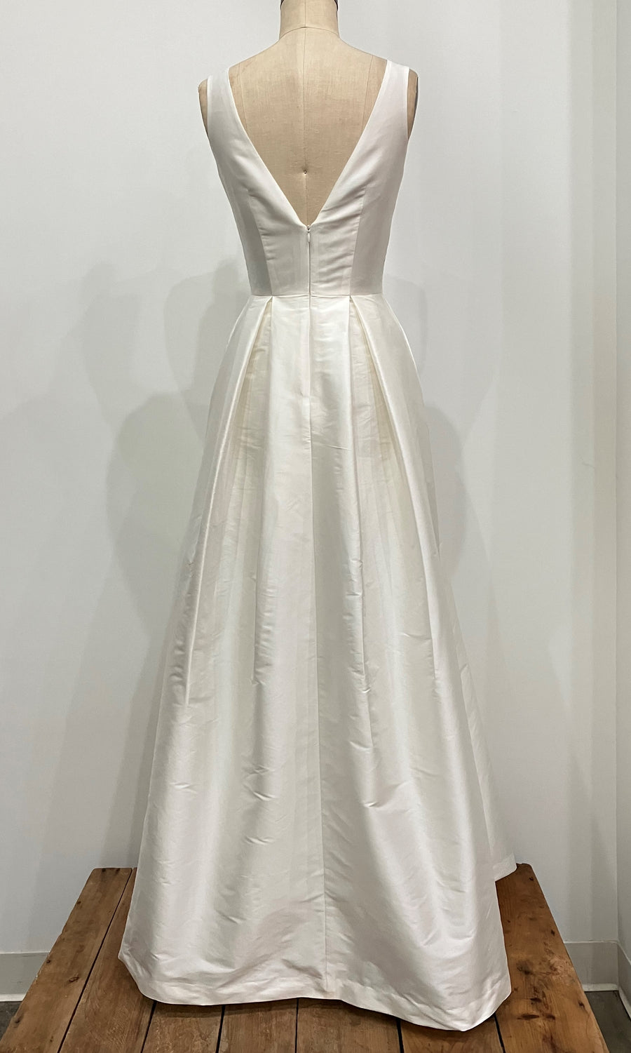 White V-neck Ball Gown Wedding Gown