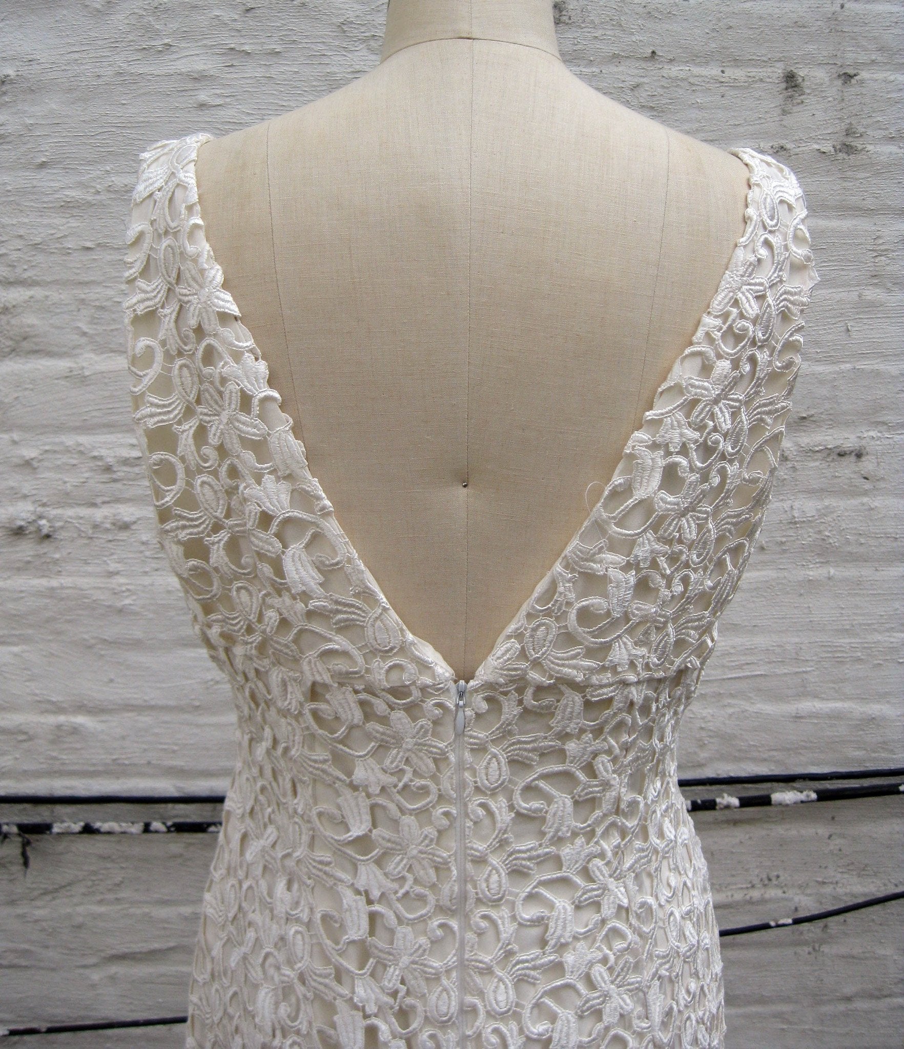 Guipure Lace V-neck Trumpet Wedding Gown – Kimera